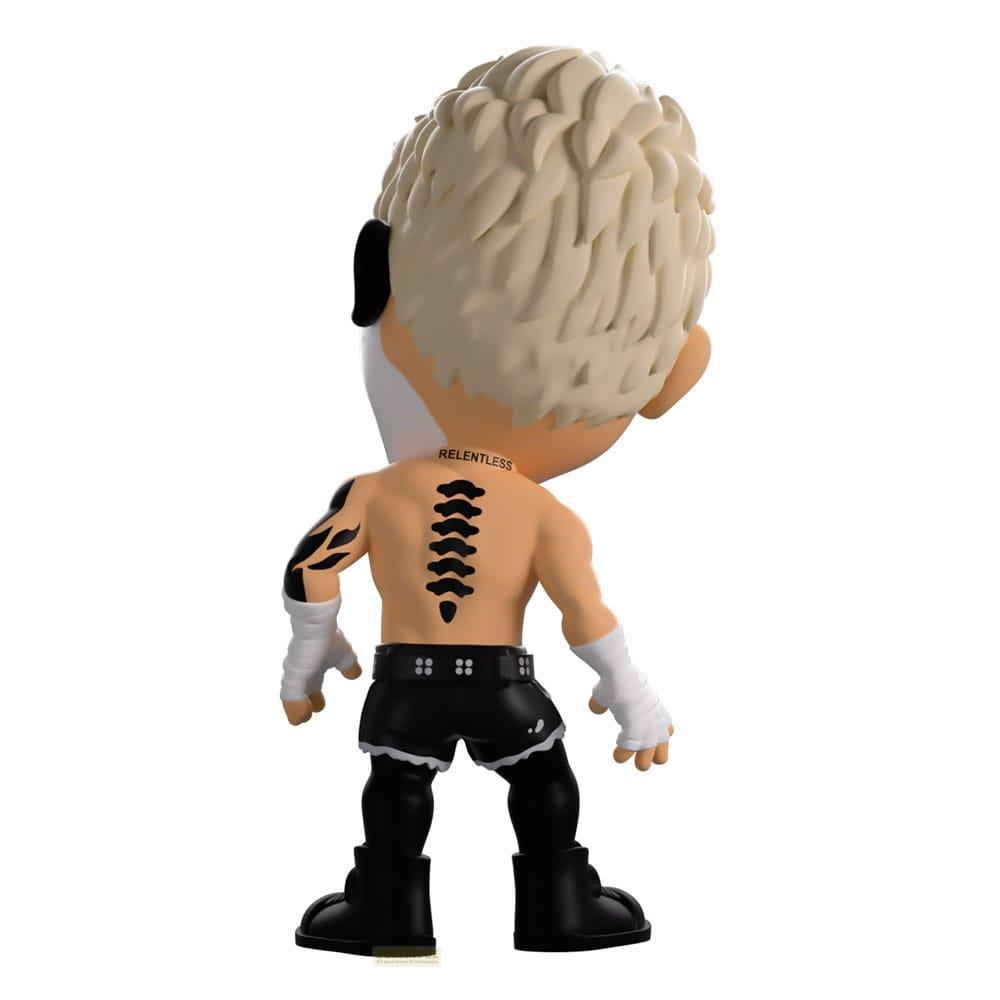 Rückansicht einer stilisierten Figur mit blonden Haaren, „RELENTLESS“-Tattoo am Hals und Wirbelsäulentattoo.