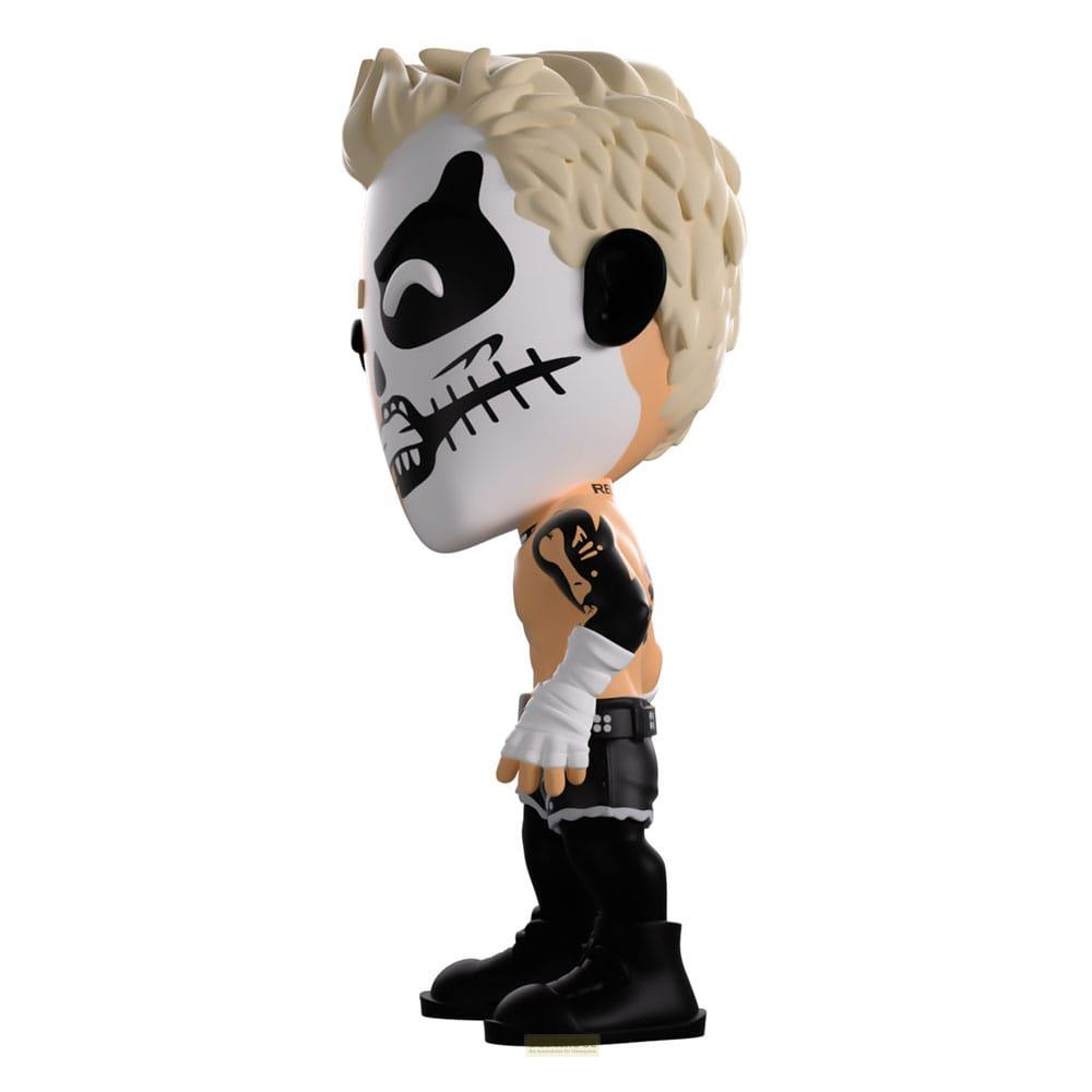 Eine Figur mit blondem Haar und Totenkopf-Make-up. Schwarze Shorts, Stiefel.