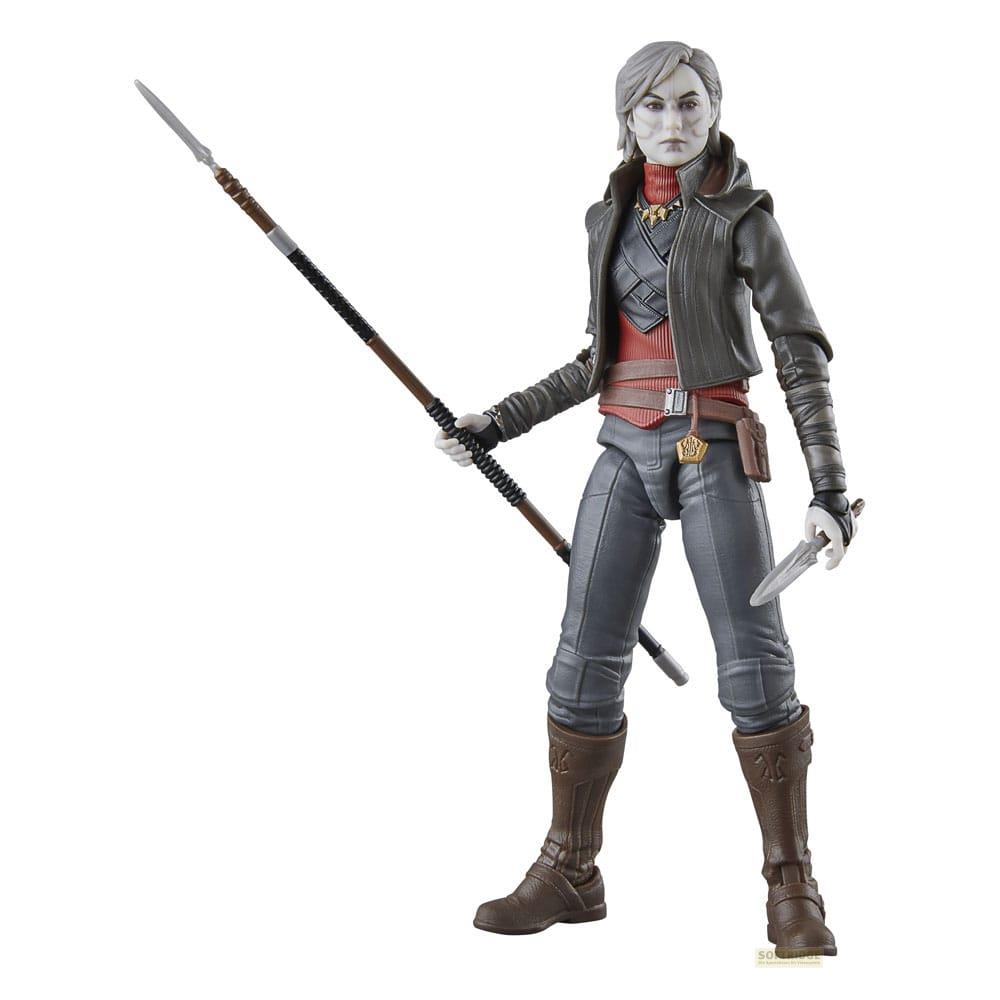 Figura con pelo gris sostiene lanza y cuchillo. Viste chaqueta marrón sobre atuendo rojo.