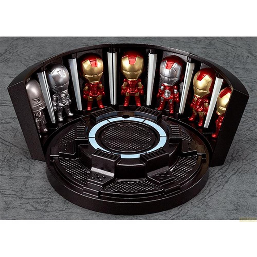 Piccole figure di Iron Man in rosso e argento su una piattaforma rotonda e nera.