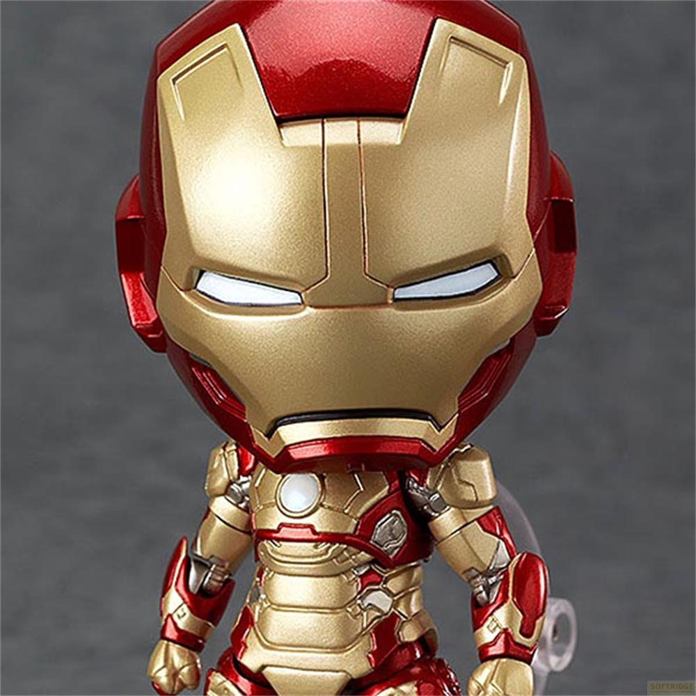 Una figura rossa e dorata di Iron Man con armatura dettagliata e occhi luminosi.