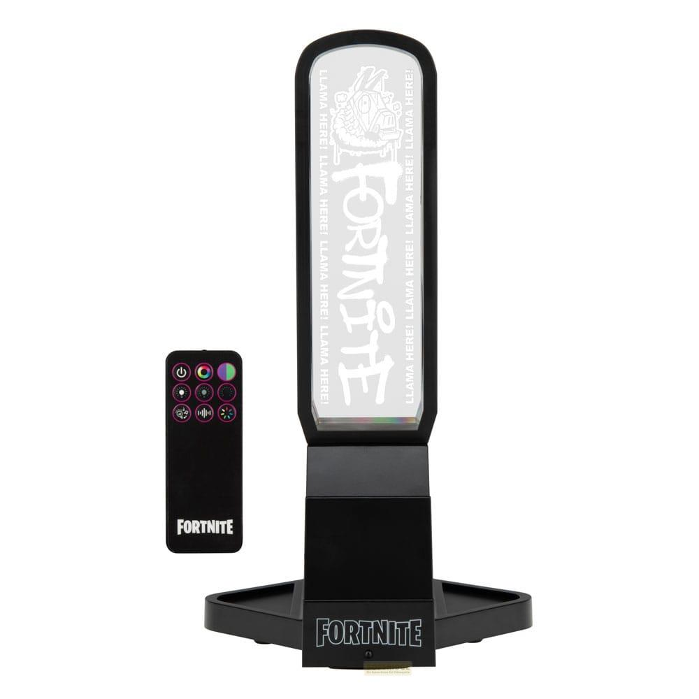 Ein schwarzer Fortnite-Controller und eine beleuchtete Lampe mit Fortnite-Logo.