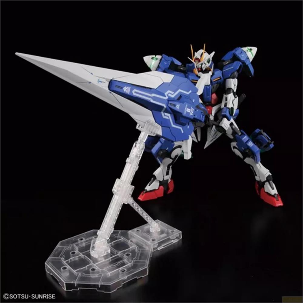 Un robot Gundam bleu et blanc tenant une épée blanche géante sur un support transparent.
