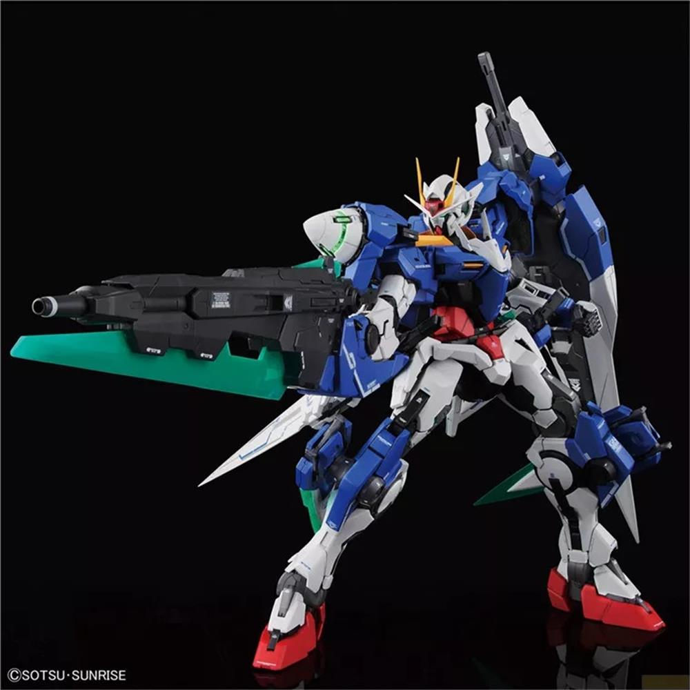 Un robot bleu et blanc tenant un grand fusil sur fond noir.