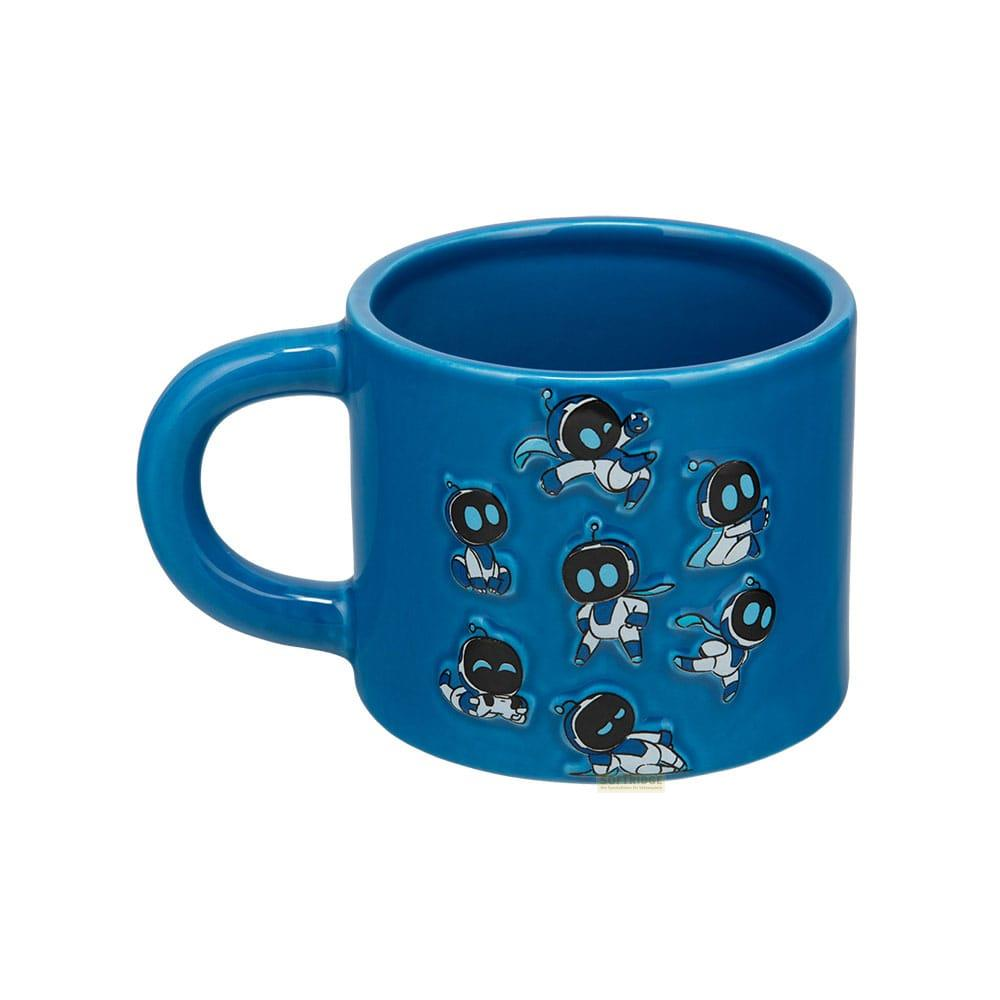 Eine blaue Tasse mit kleinen schwarzen Robotern in verschiedenen Posen.