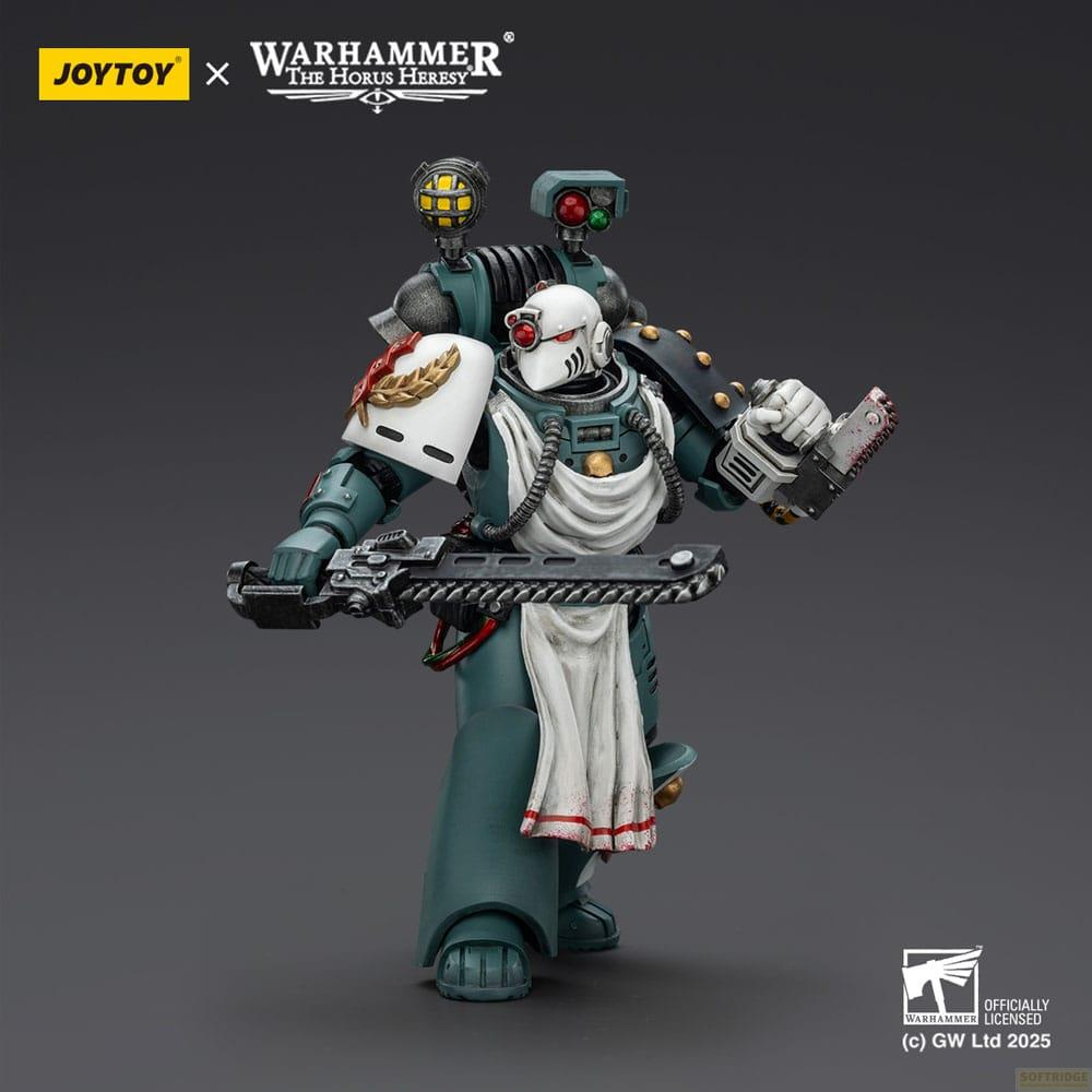 Figurka Warhammer Space Marine w zbroi z mieczem piły i bolterem.