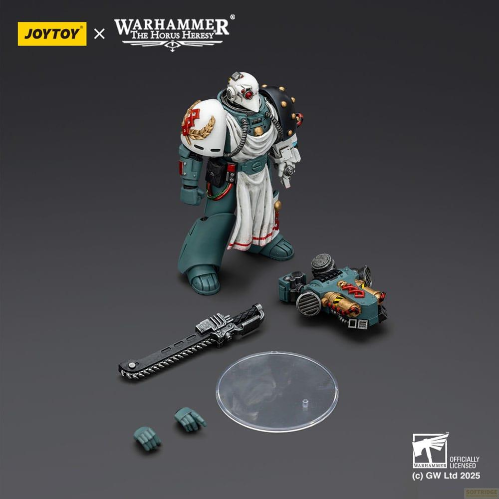Kosmiczny Marines z Warhammera 40k z mieczem piły i akcesoriami na ciemnym tle.