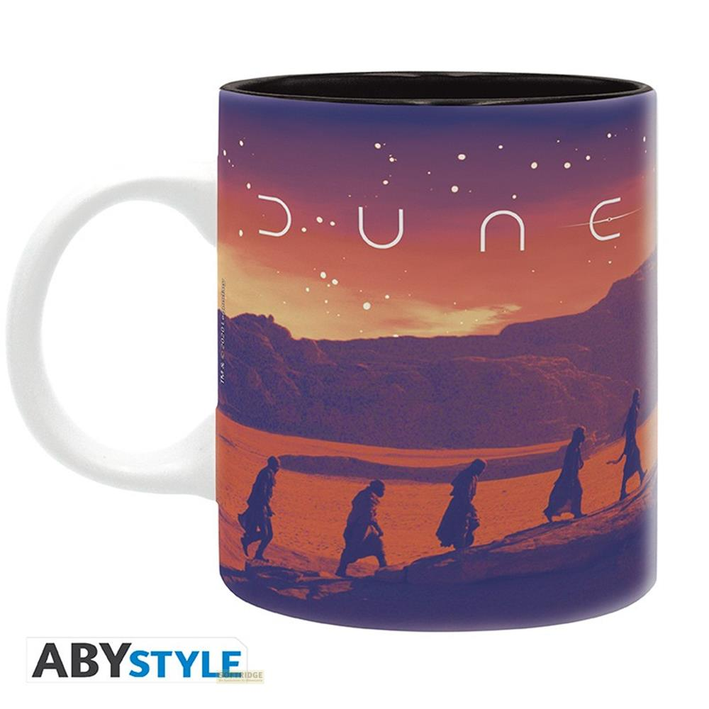 Una taza con el logo de 'Dune', cielo estrellado y siluetas de figuras.