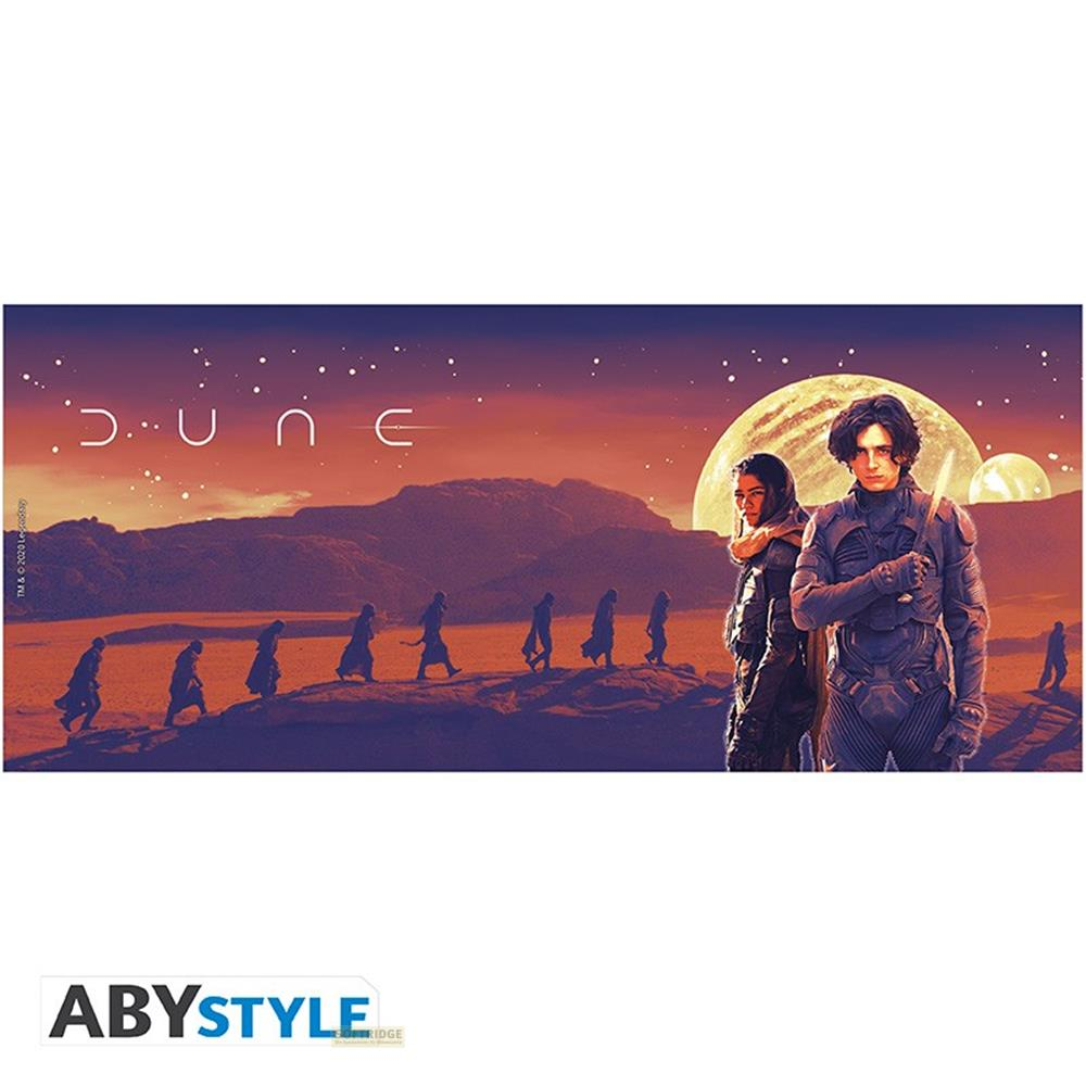 Figuras con trajes de Dune ante un paisaje desértico con dos lunas.