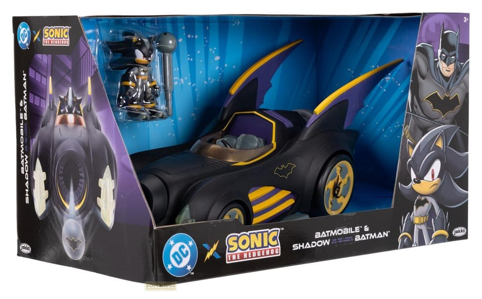 Un Batmóvil de juguete y una figura de Shadow the Hedgehog en su embalaje.