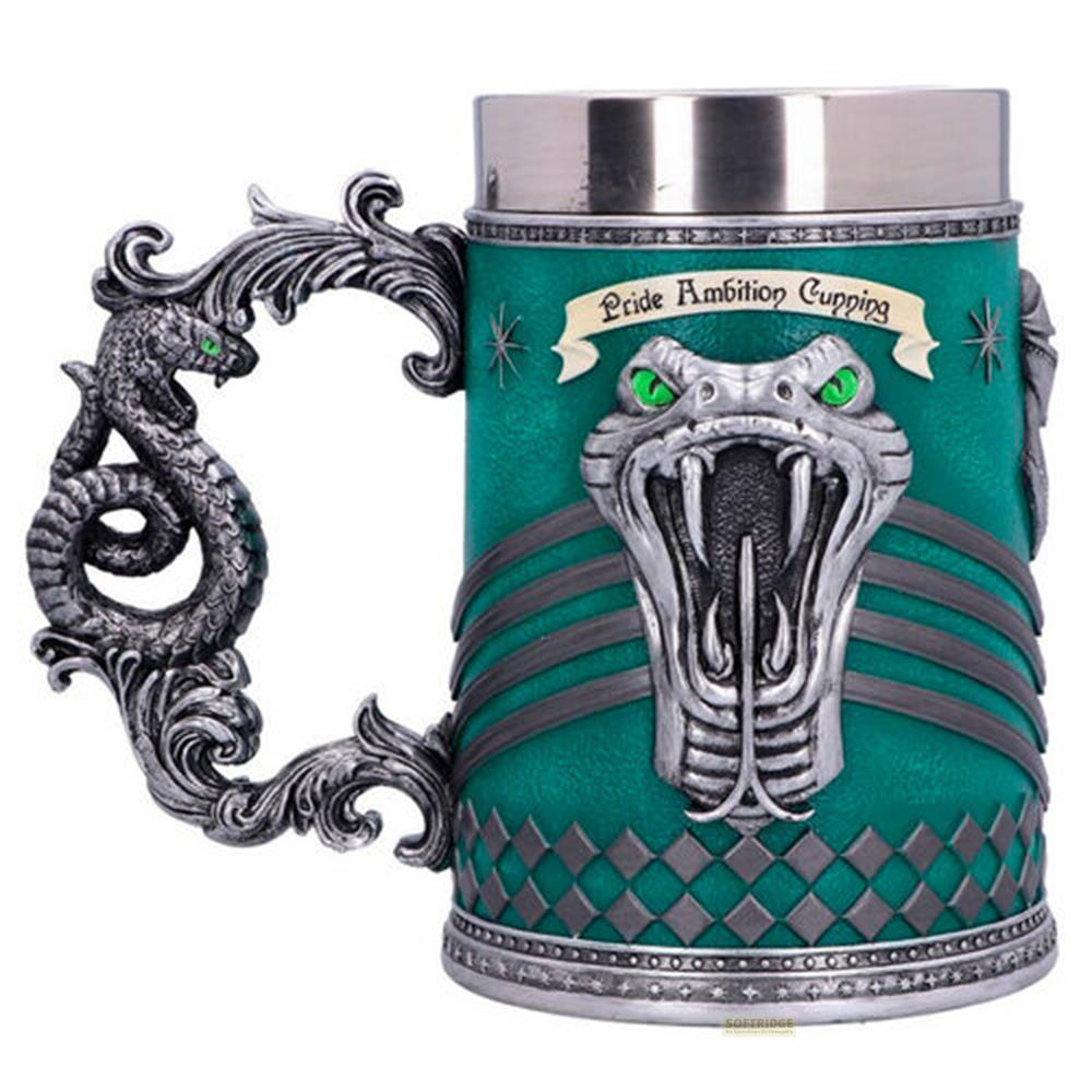 Grüne Tasse mit Schlangenmotiv, silberner Henkel, silberne Schlangenkopf-Applikation.