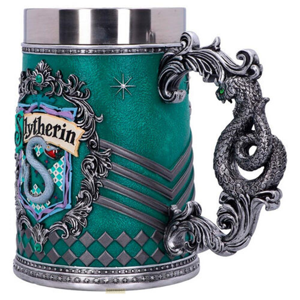 Grüner Becher mit Slytherin-Wappen und Schlangengriff.