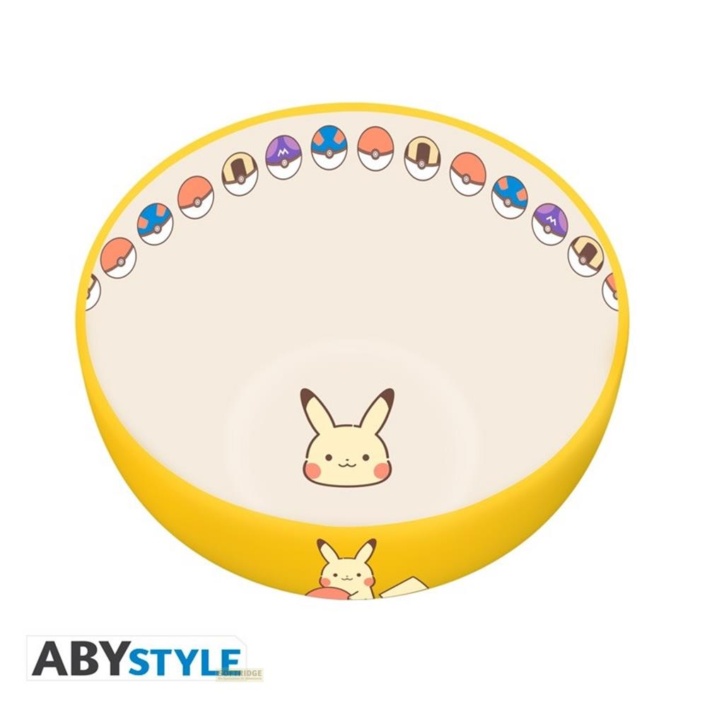 Un cuenco amarillo con la cara de Pikachu y Pokebolas en el borde.