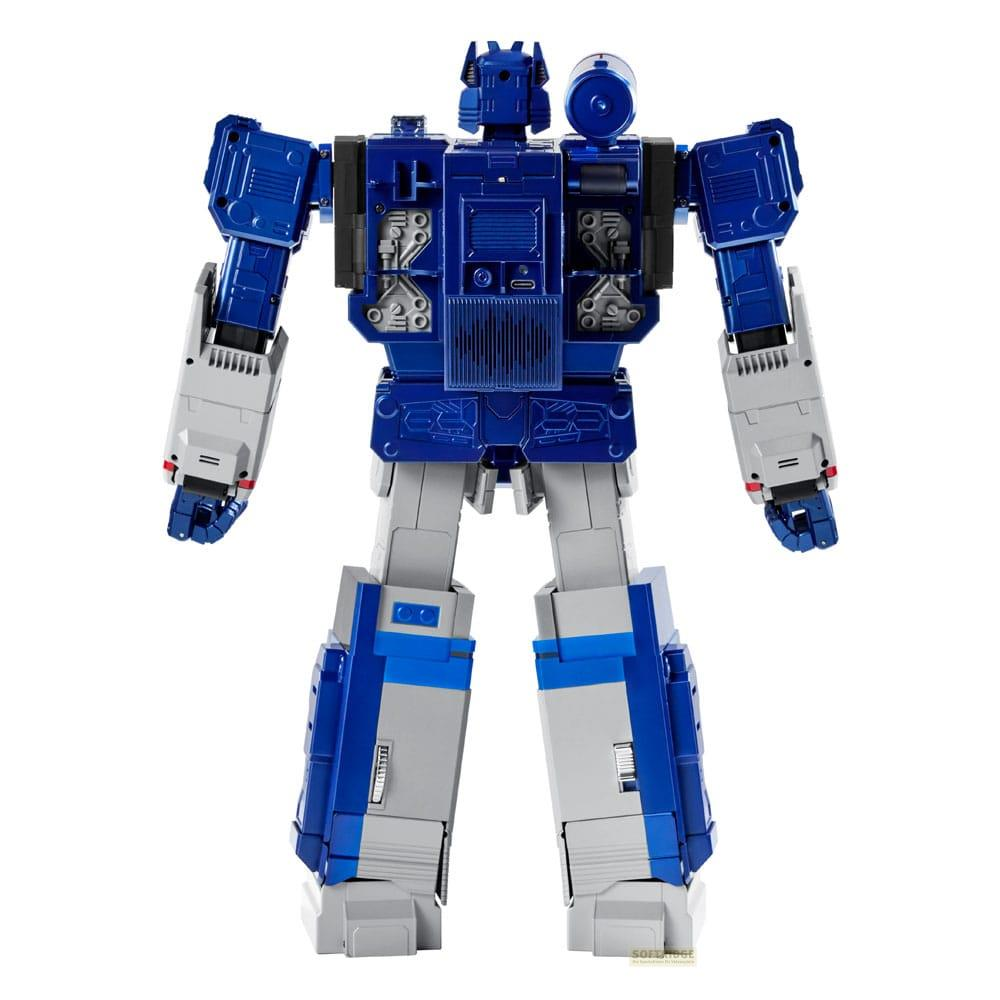 Un robot azul y gris se alza erguido, con extremidades y cabeza detalladas.