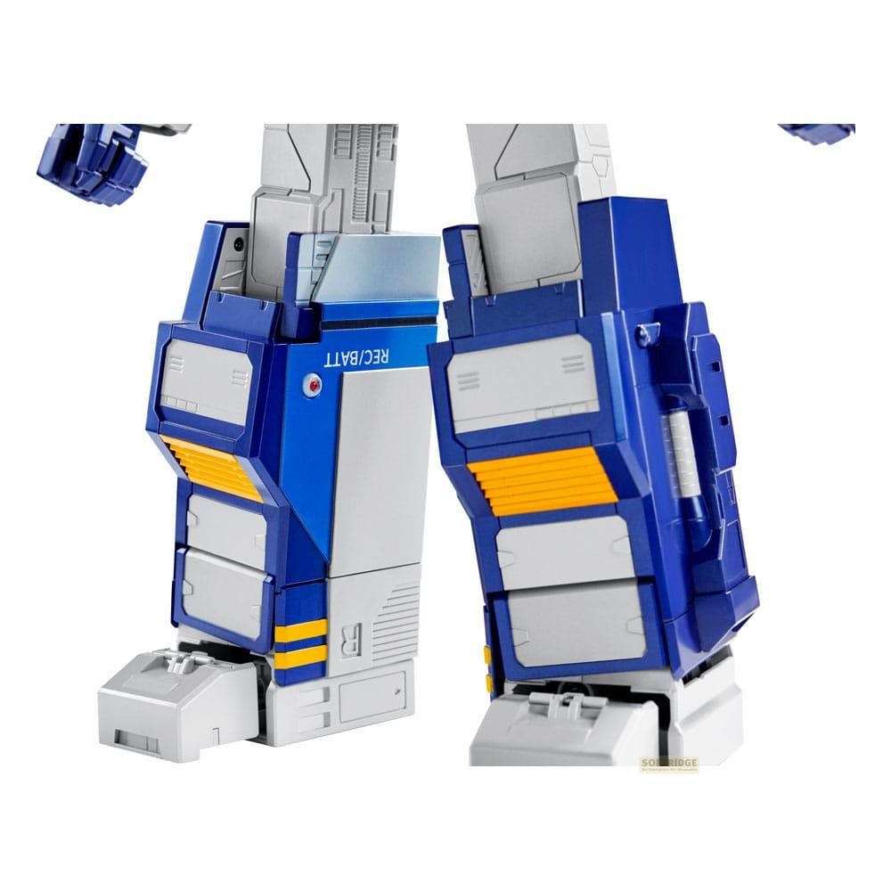 Primer plano de dos piernas de robot azules y blancas con acentos amarillos.
