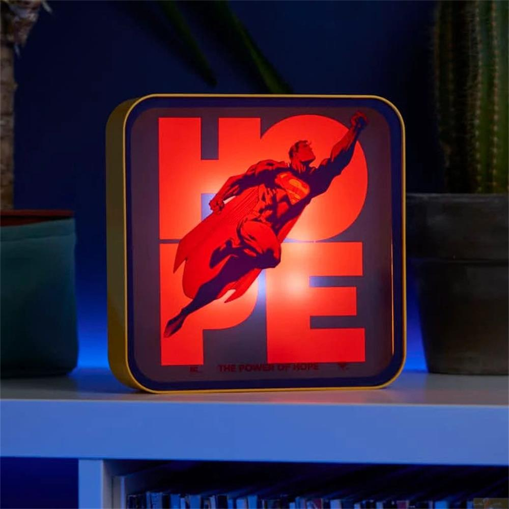 Ein leuchtendes Quadrat mit Superman, der vor roten Buchstaben 