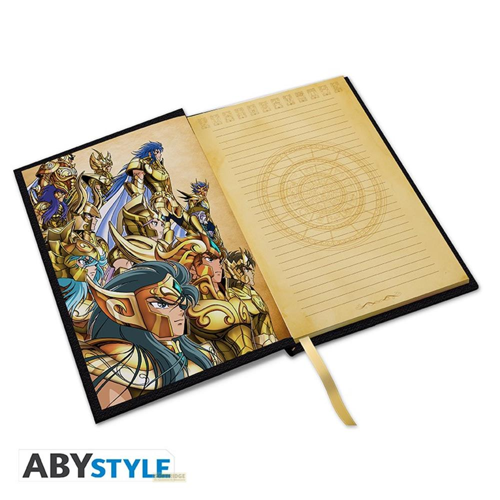 Un carnet avec des personnages en armure dorée sur la page de gauche.