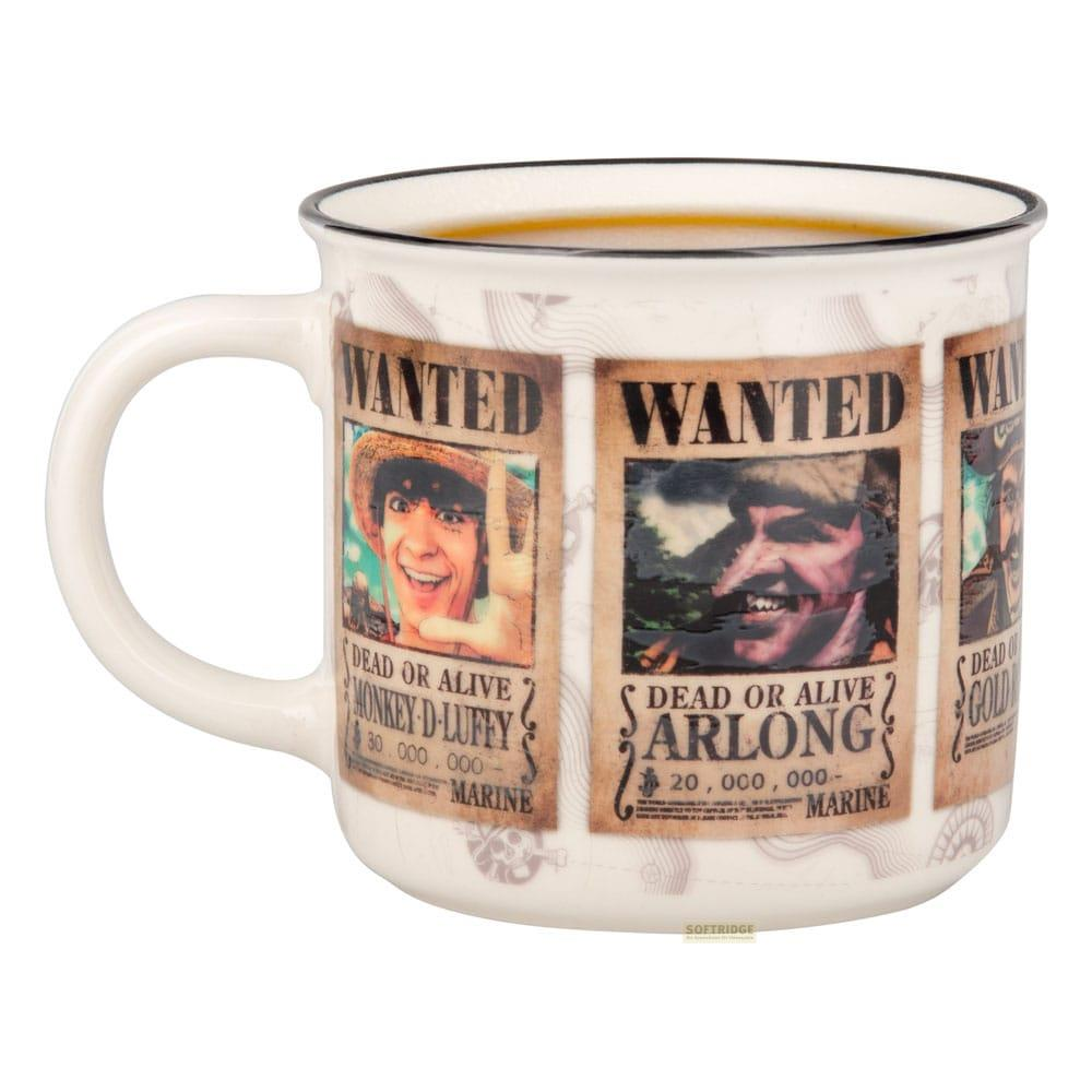 Weiße Tasse mit WANTED-Postern von Anime-Charakteren und heißem Getränk.