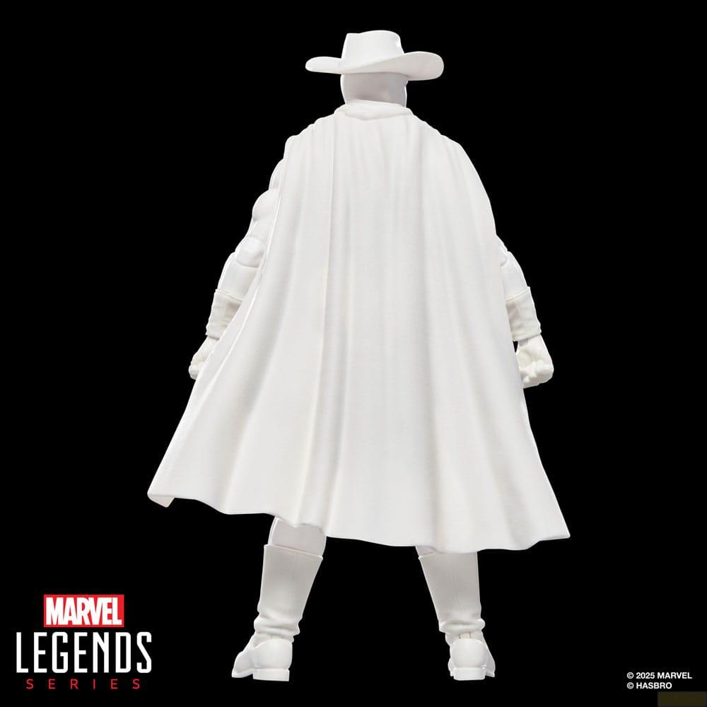 Una figura blanca con sombrero y capa, vista desde atrás, sobre fondo negro.