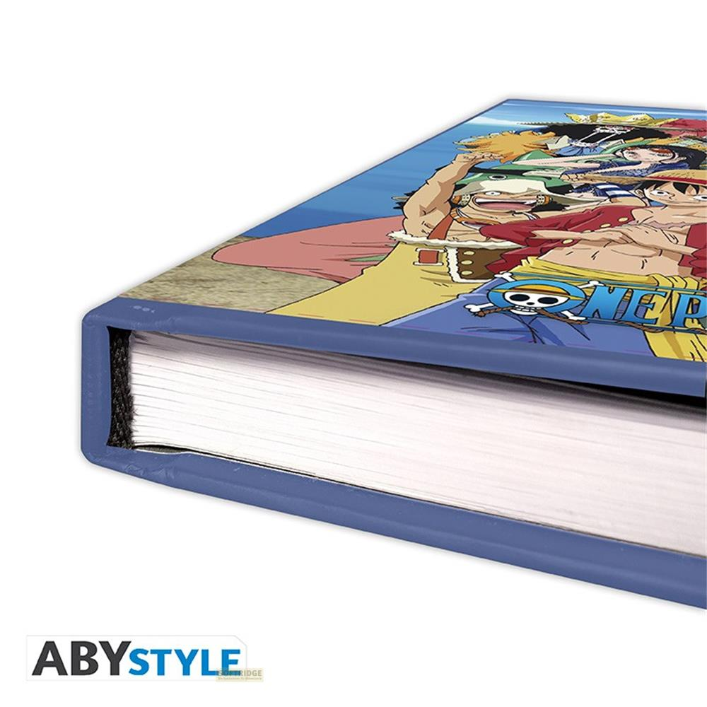 Un livre avec une couverture "One Piece" mettant en scène des personnages d'anime.
