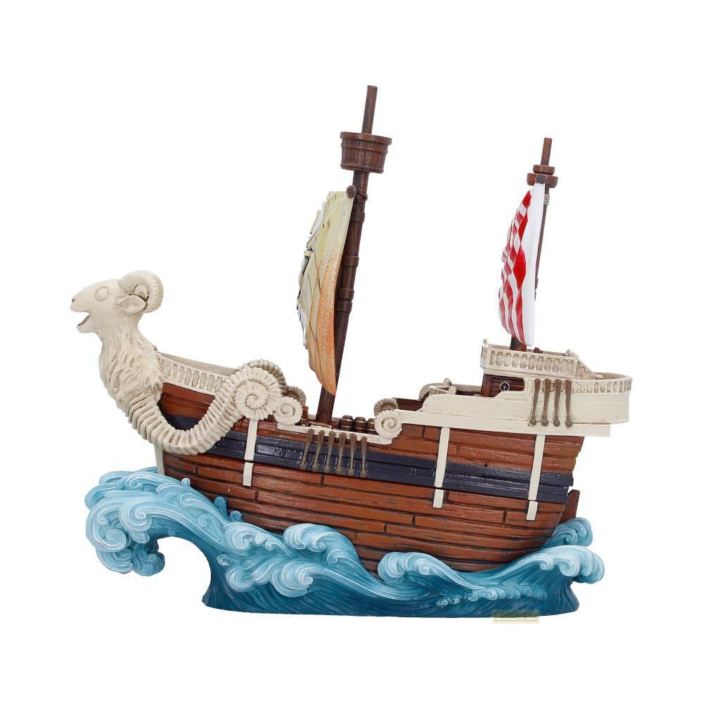 Un barco de madera con proa de cabeza de carnero, velas y olas.