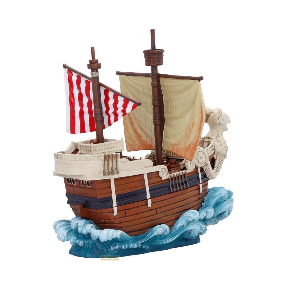 Un modelo de barco de vela sobre agua azul con fondo blanco.