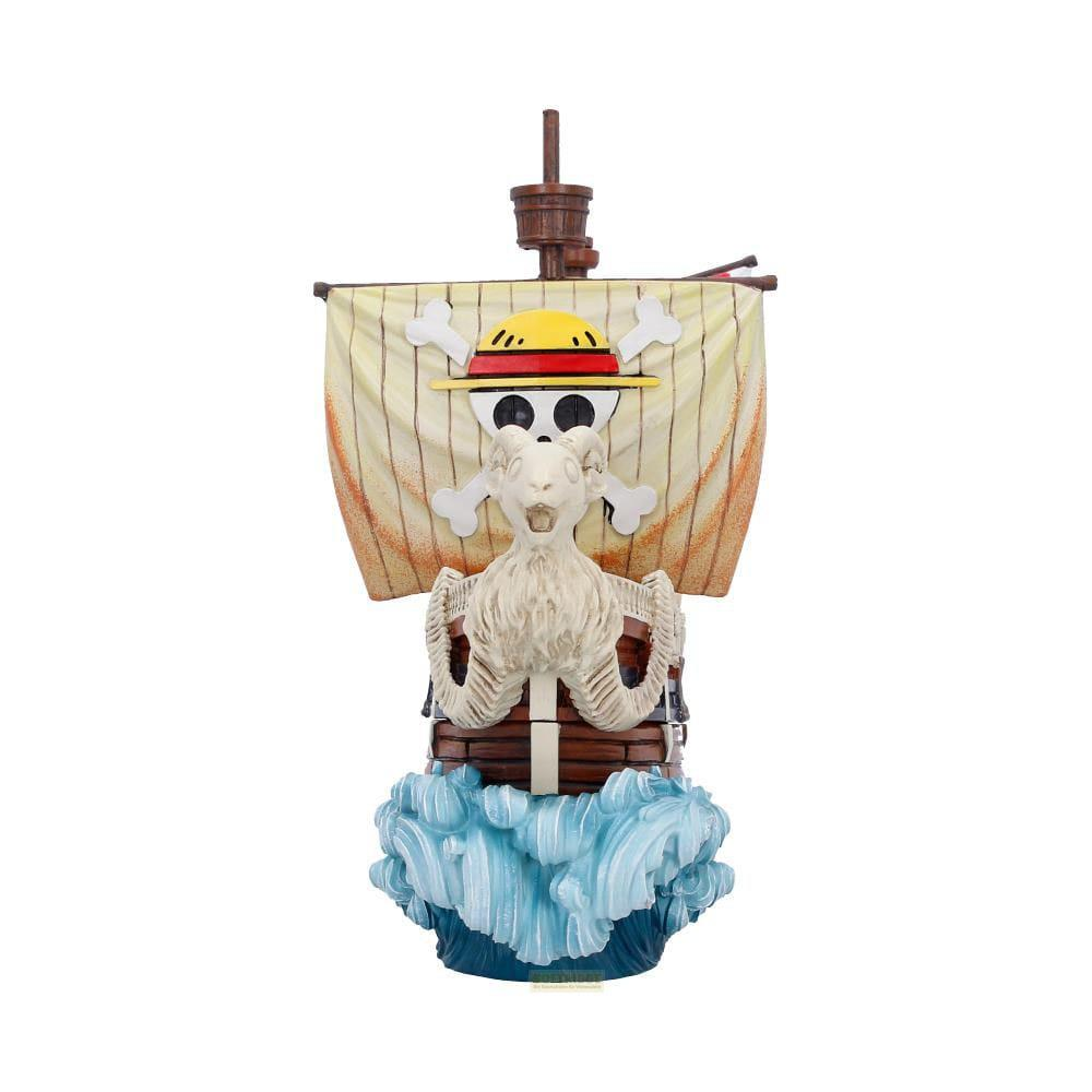 Un barco con cabeza de cabra como mascarón de proa y la bandera Jolly Roger.