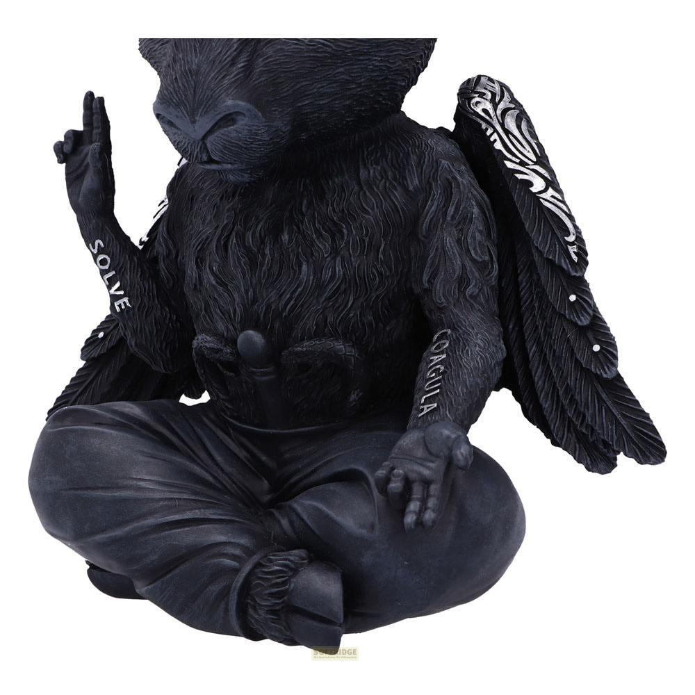 Figura de ángel negro en pose de loto, con alas y texto en brazos.