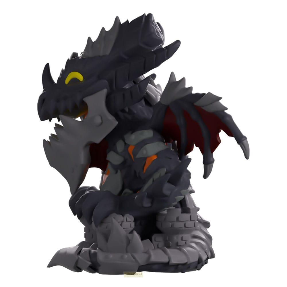 Dunkler Drache auf Burgruine, detaillierte Figur mit roten Flügeln.