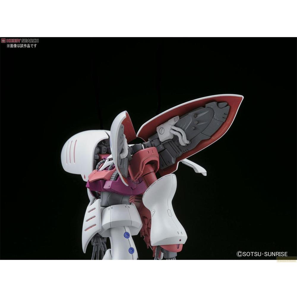 Un robot blanc et rouge avec un bouclier dans le dos, sur fond noir.