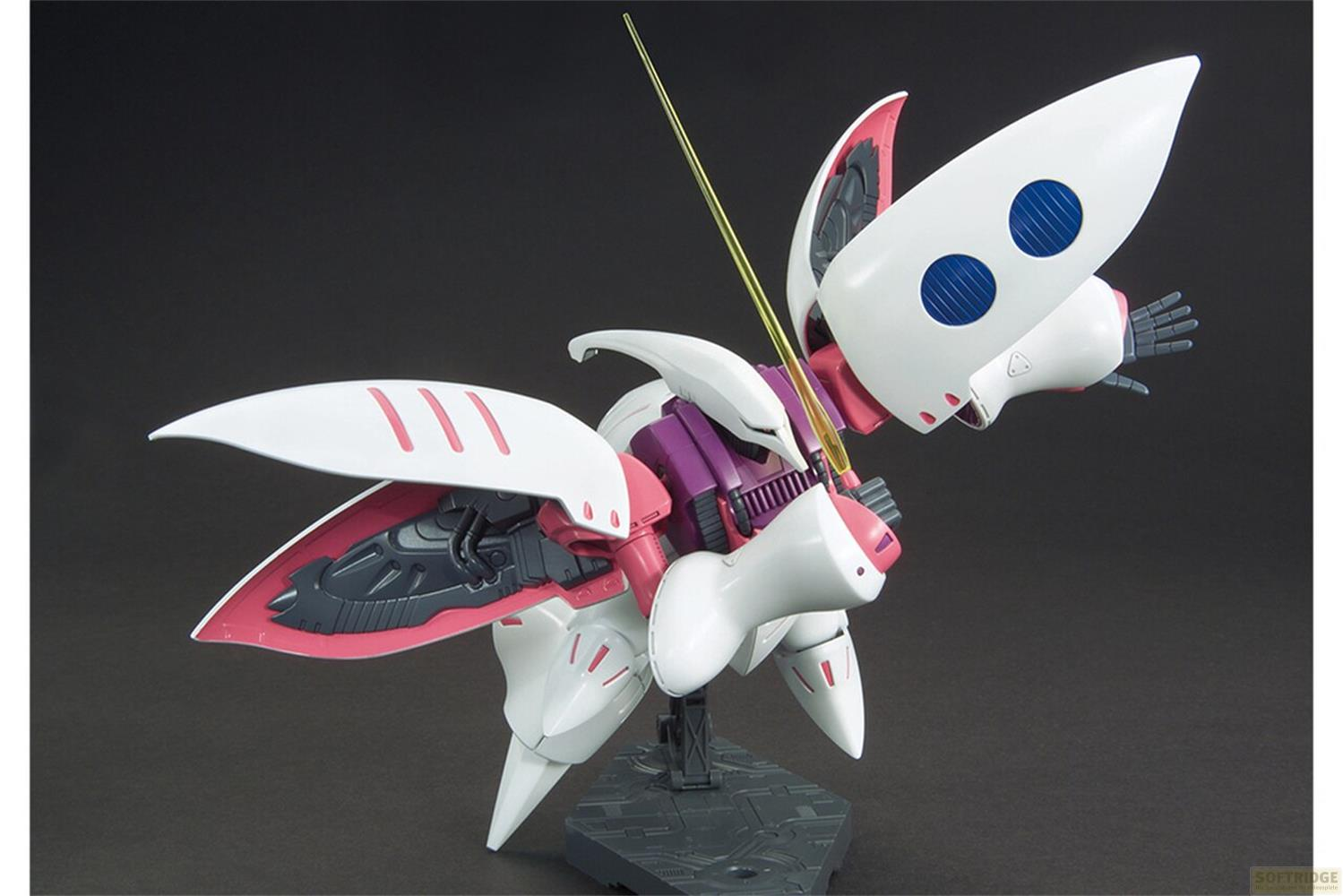 Un robot blanc et rose avec une lance jaune sur un support.