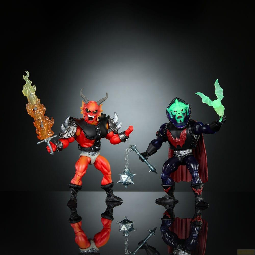 Due action figure: un demone rosso con spada fiammeggiante e un diavolo viola con pipistrello.