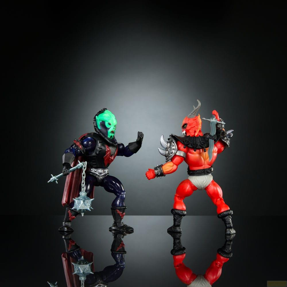 Due action figure si fronteggiano, una con testa verde, l'altra rossa.