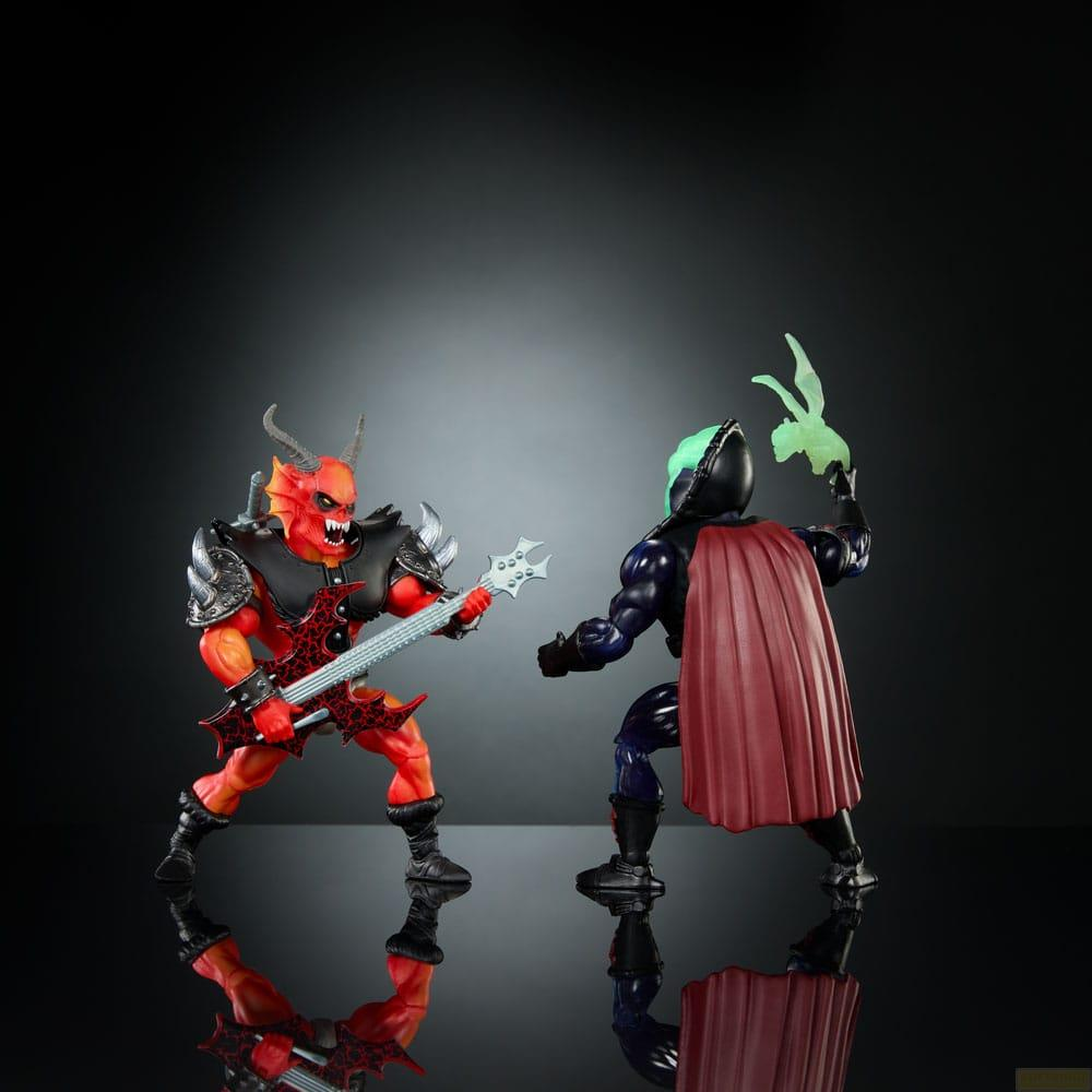 Action figure demone rosso con chitarra e figura blu con mantello rosso.