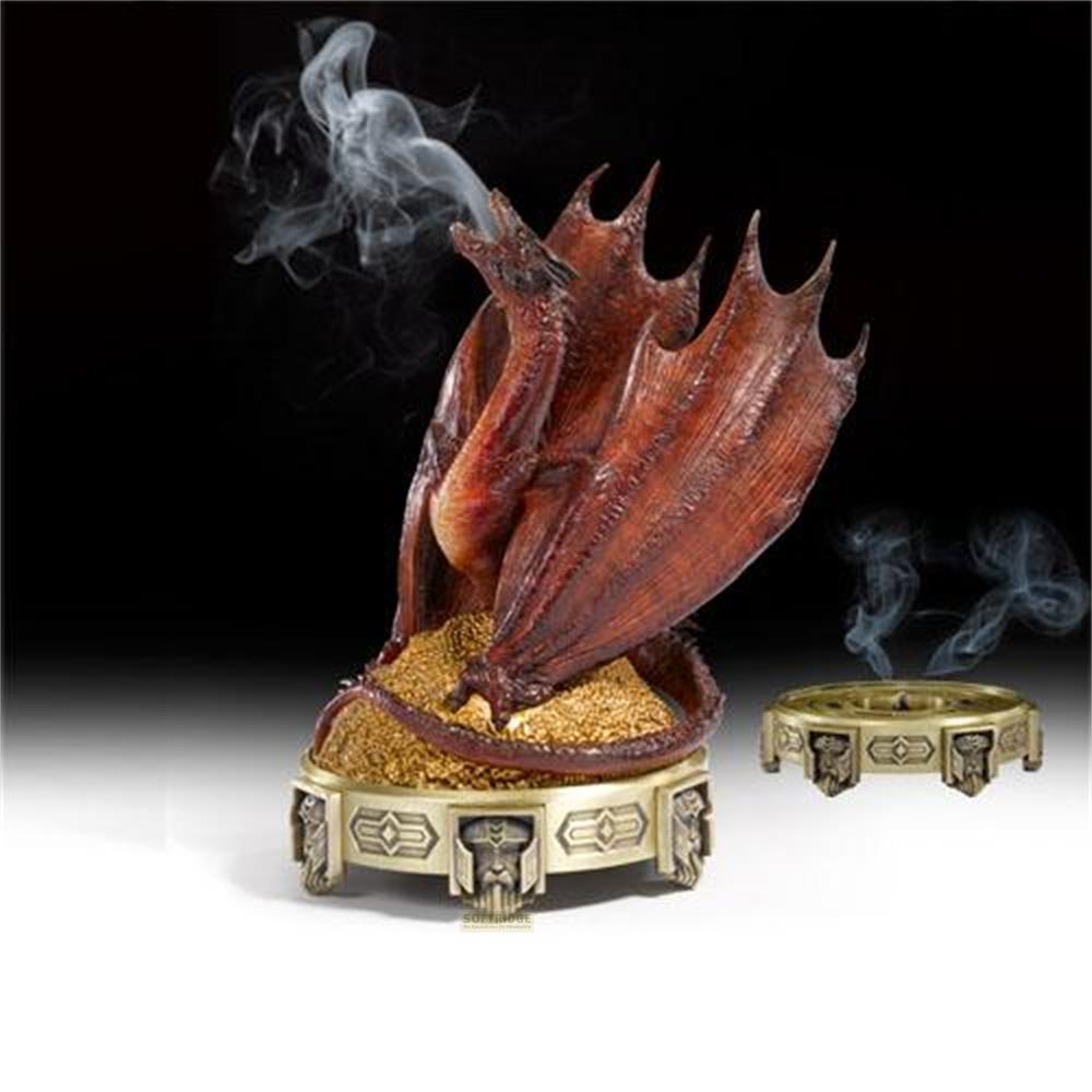 Una figura de dragón sobre monedas de oro con humo saliendo de su boca.