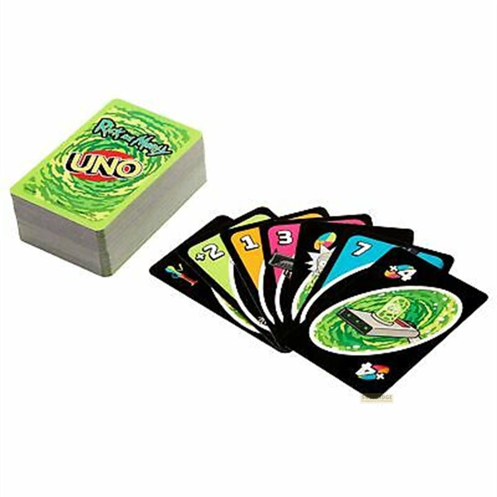 Ein Stapel UNO-Karten mit Rick & Morty-Motiv und mehrere ausgespielte Karten.