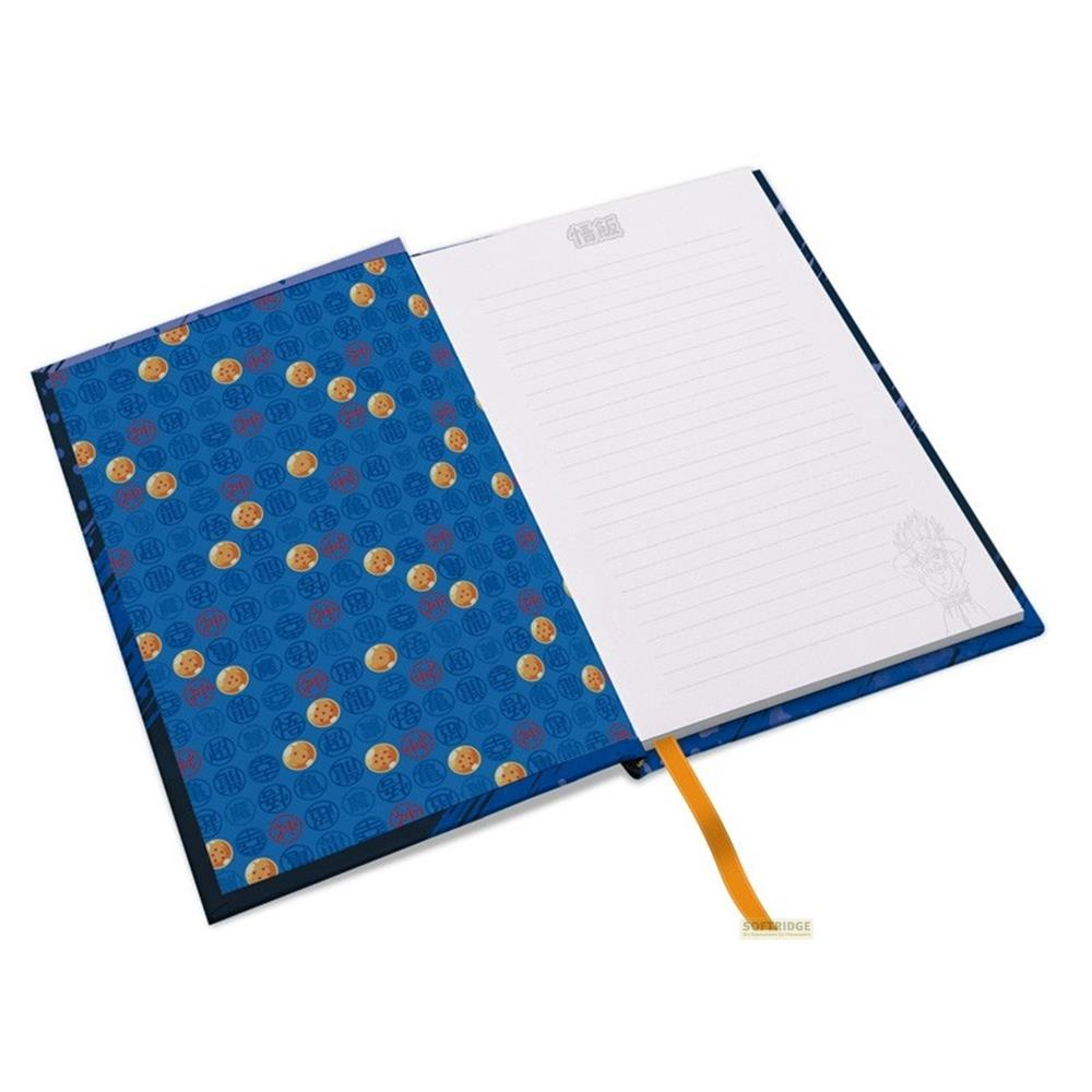 Un carnet bleu à motif Dragon Ball, ouvert sur une page lignée.