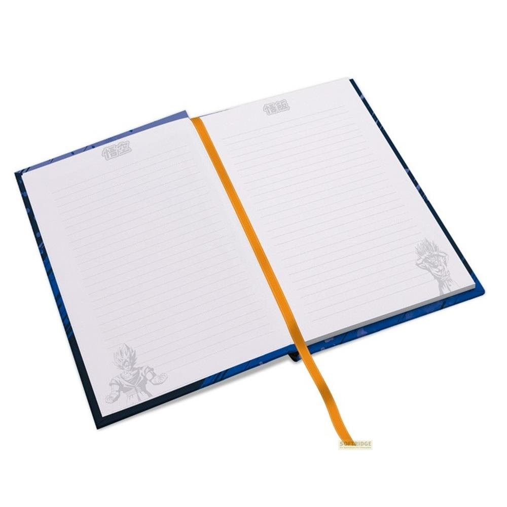 Un carnet ouvert avec couverture bleue, marque-page orange et illustrations de personnages.