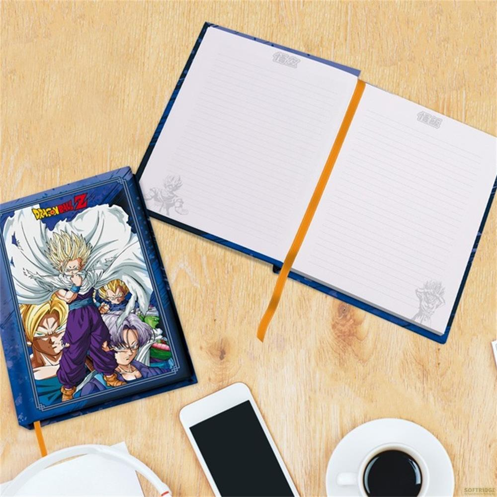 Un carnet Dragon Ball Z, un smartphone, des écouteurs et du café sur table bois.