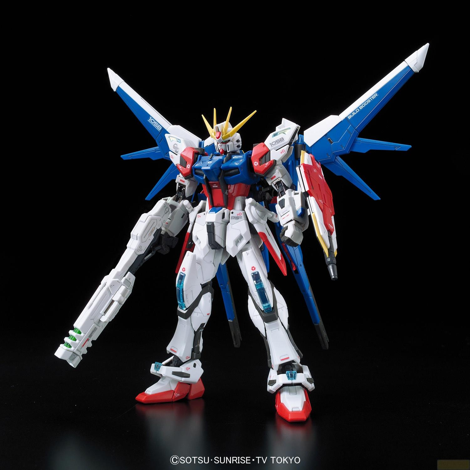 Ein weißer, blauer und roter Gundam-Roboter mit Flügeln und einer Waffe.