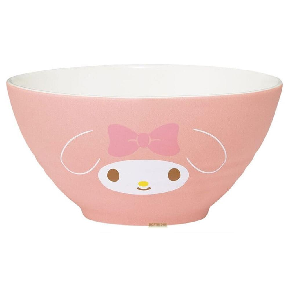 Eine rosafarbene Schüssel mit My Melody Gesicht und Schleife.