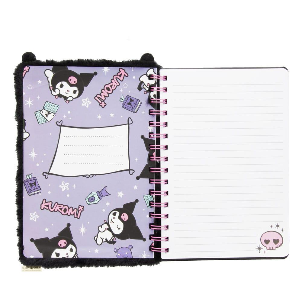 Lila Notizbuch mit Kuromi-Motiv, schwarzem Plüschrand und leerer linierten Seite.