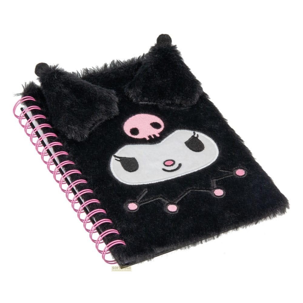 Ein flauschiges schwarzes Notizbuch mit Kuromi-Design, rosa Spirale.