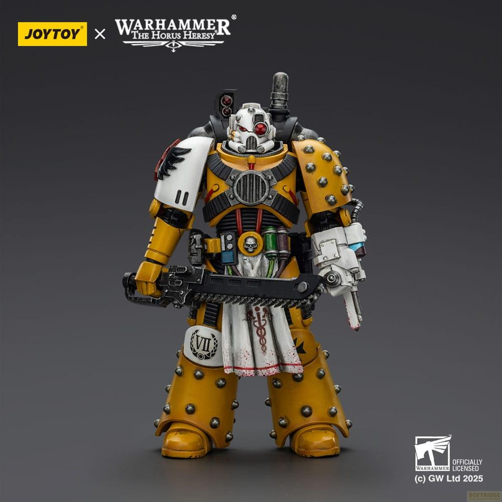 Żółta figurka Warhammer w białej zbroi z piłą łańcuchową. Logo u góry.