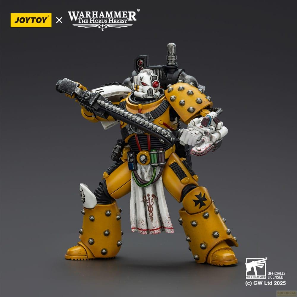 Żółta figurka Space Marine z bronią i białym płaszczem, promująca Warhammer.
