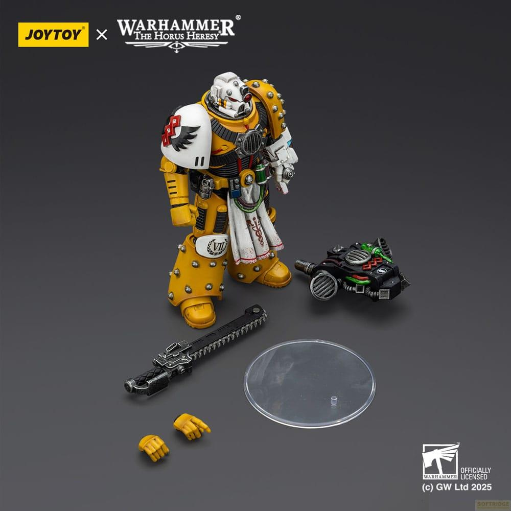 Żółta figurka Space Marine z bronią i akcesoriami na szarym tle.