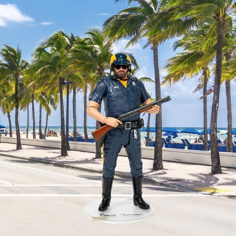 Polizeifigur mit Gewehr am Strand, Palmen im Hintergrund, blauer Himmel.