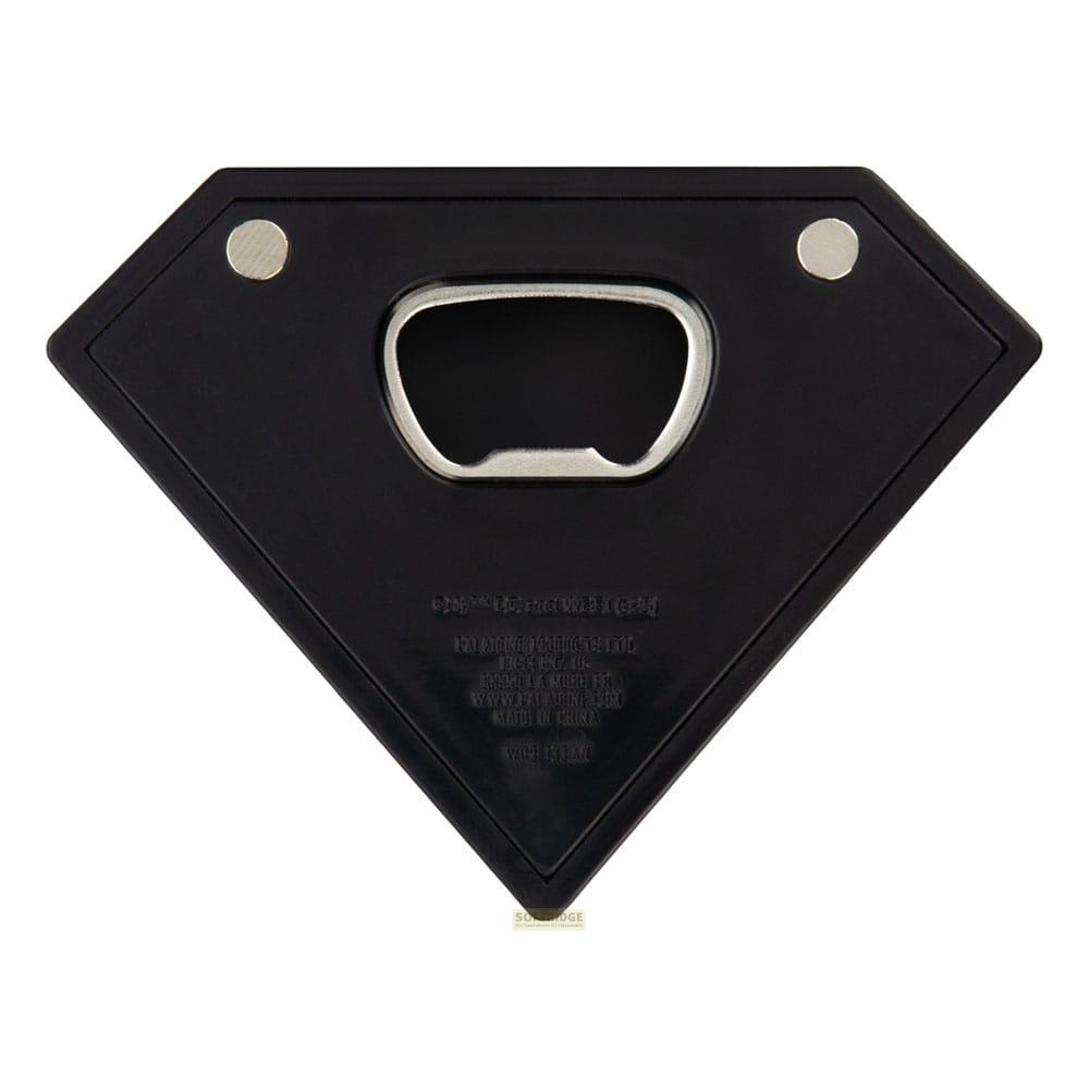 Schwarzer Flaschenöffner in Diamantform mit Metall-Öffner und zwei Magneten.