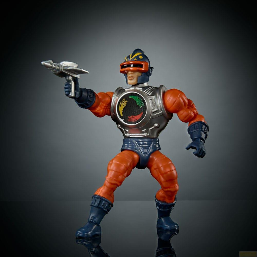 Un guerriero action figure arancione e blu, con elmo e pistola.