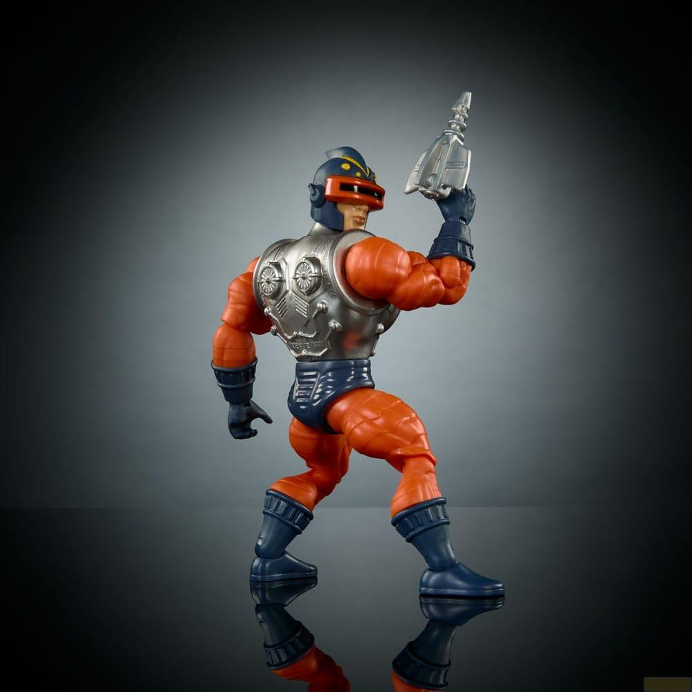 Action figure con arti arancioni, armatura argentata e stivali blu tiene un'arma argentata.